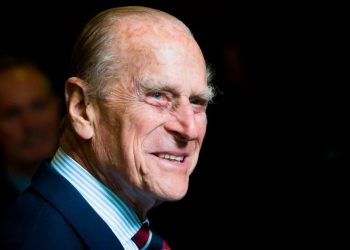 I jepet lamtumira princit Philip të Anglisë. Harry dhe William krah  njëri-tjetrit gjatë ceremonisë (foto)