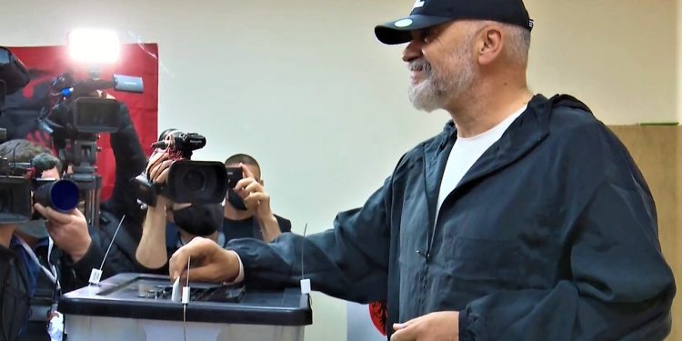 Zgjedhjet 2021/ Mesazhi i Ramës: “Demokracia sport që duhet të zbresësh vetë në fushë. Zbrisni në fushë, gjuani penalltinë tuaj” (video)