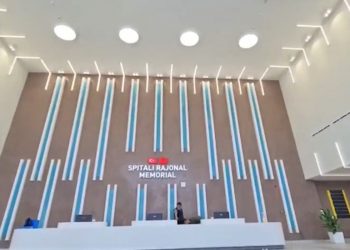 Rama poston pamje nga brenda Spitalit Rajonal Memorial të Fierit. “Ja dhe hyrja e stallës…” (video)