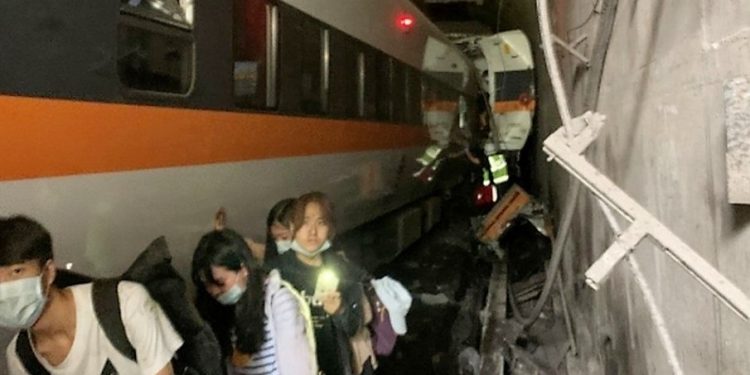 LAJMI I FUNDIT: Tajvan, përplaset treni me 500 veta. Dhjetra të vdekur dhe qindra të plagosur