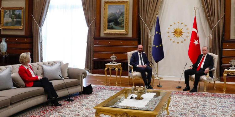 Von der Leyen deklaron se u lëndua nga trajtimi i Erdoganit: “S’gjej justifikim nëpër traktatet europiane. Them se ndodhi ngaqë isha grua”