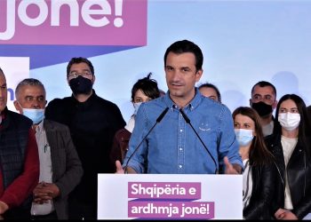 Veliaj i tregon gavetën Bashës: “E fituam dhe Krrabën dhe Shëngjergjiin! Kush lider sajon histori u zgjodh kjo kuti, u zgjodh ajo, qartazi nuk e ka bërë kurrë gavetën as ke partia vet!”