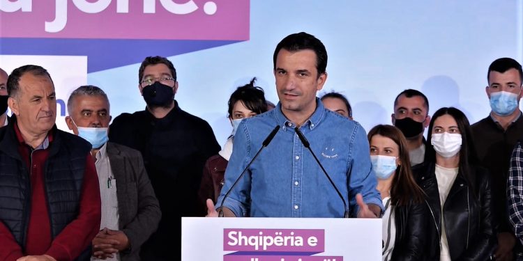 Veliaj i tregon gavetën Bashës: “E fituam dhe Krrabën dhe Shëngjergjiin! Kush lider sajon histori u zgjodh kjo kuti, u zgjodh ajo, qartazi nuk e ka bërë kurrë gavetën as ke partia vet!”