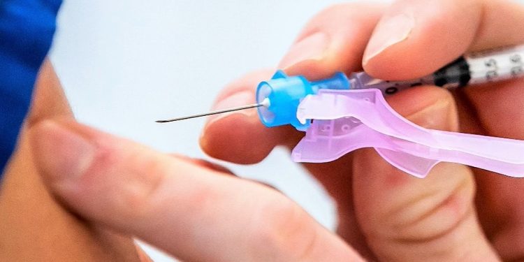 Studimi amerikan: “Kush vaksinohet, mund të shkojë në restorant”