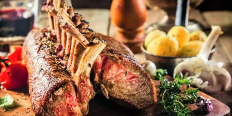 Pjata e Pashkës/ Brinjë qingji në furrë, me patate