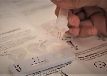 Covid-19/ Greqia  bën të detyrueshëm testimin personal tek punonjësit e shërbimeve