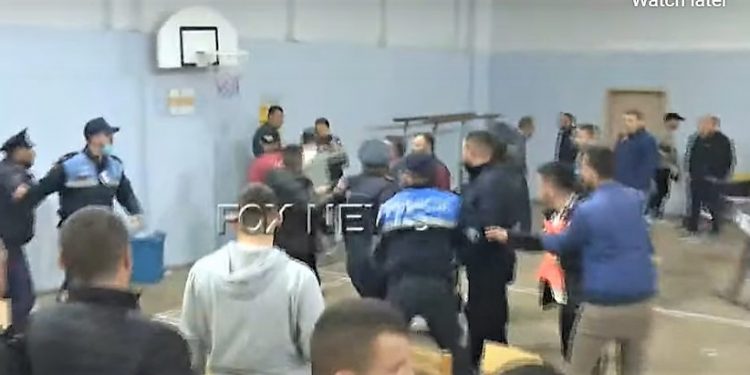 Rrihen komisionerët në shkollën ‘1 Maji’ në Ali Dem: sherri për votat e pavlefshme