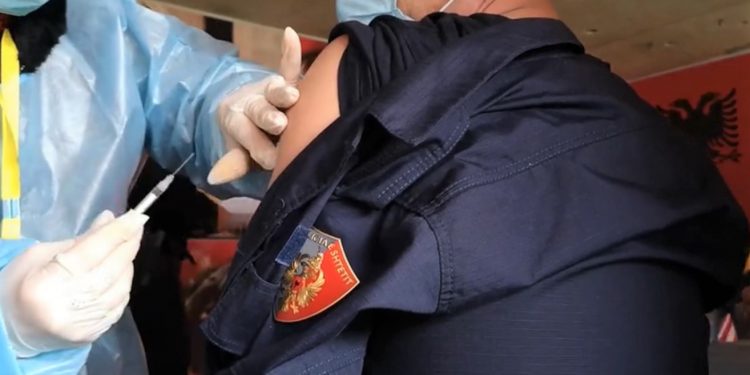 Nis vaksinimi i policëve (video)