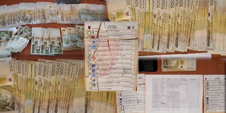 Hartonin lista me të dhënat e kartave të identitetit, duke premtuar  lekë në këmbim të votës, vihet në pranga sekseri dhe procedohet drejtuesi i LSI-së në Pukë