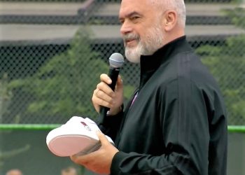 “E majta e bardhë, e djathta e zezë. Pa të dyja nuk ecet”. Rama tregon atletet dhuratë: “Së shpejti Made in Albania”