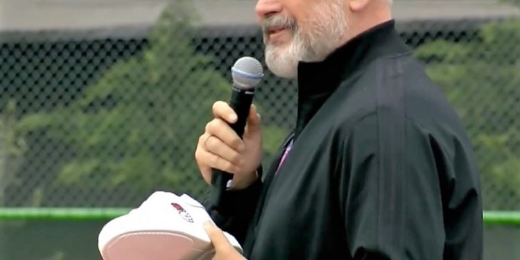 “E majta e bardhë, e djathta e zezë. Pa të dyja nuk ecet”. Rama tregon atletet dhuratë: “Së shpejti Made in Albania”