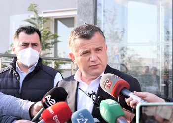 Vrasja elektorale në Elbasan/ Taulant Balla: akt i rëndë i inskenuar nga Partia Demokratike. Fugonat me paramilitarë ardhur në Elbasan, po tmerrojnë qytetarët