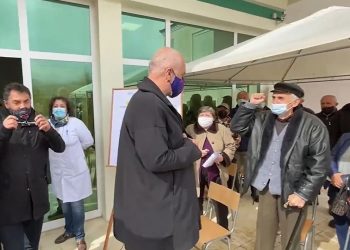 Përmetarët presin të vaksinohen në shi. I moshuari nderon Ramën me grusht