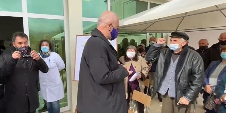 Përmetarët presin të vaksinohen në shi. I moshuari nderon Ramën me grusht