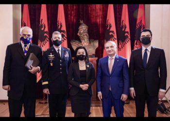 Yuri Kim poston njw foto me Metwn, Bashwn, Ramwn: Amerika nuk