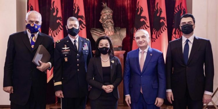 Yuri Kim poston njw foto me Metwn, Bashwn, Ramwn: Amerika nuk