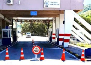 Kapshtica drejt Greqisë e hapur vetëm për punonjësit sezonalë. Orari i kufizuar