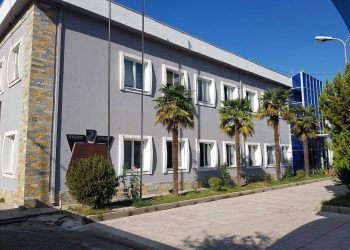 Himarë/ Në pranga një inspektor dhe kryeinspektori se kishin lejuar ndërtime pa leje. Në kërkim edhe të tjerë