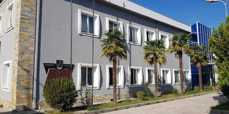 Himarë/ Në pranga një inspektor dhe kryeinspektori se kishin lejuar ndërtime pa leje. Në kërkim edhe të tjerë