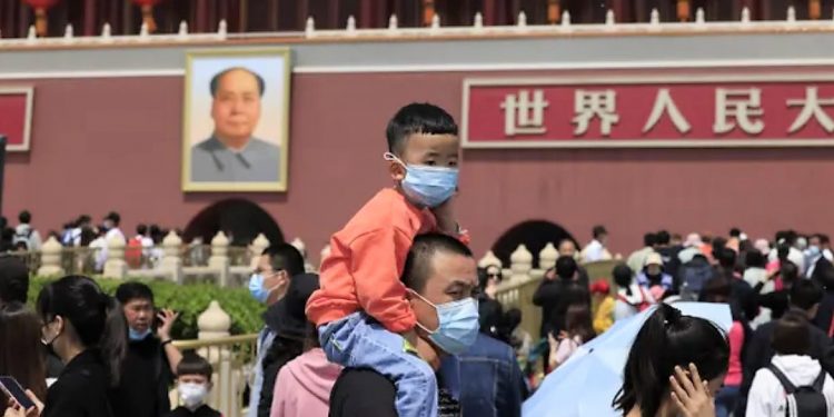 Kina shënon numrin më të ulët të lindjeve qysh prej viteve ‘60. Merr vendimin t’u lejojë çifteve deri në tri fëmijë