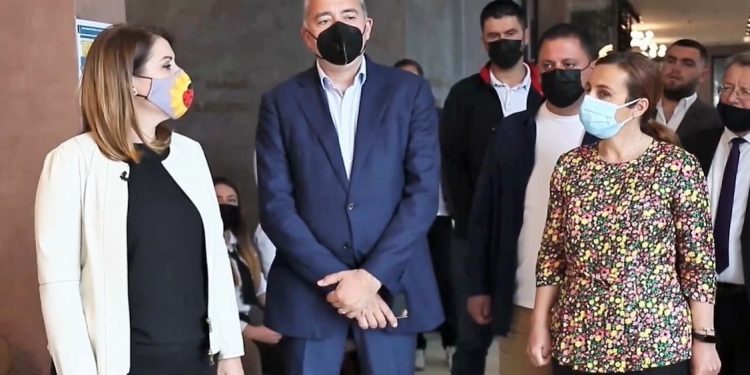 Hapen aplikimet për operatorët turistikë që duan zona plazhi. Klosi: “Nuk do pranojmë persona që nuk kanë mundësi të garantojnë shërbim të mirë, siguri dhe pastërti”