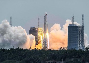 Raketa kineze në rënie të pakontrolluar nga qielli. Ekspertët e fushës: s’ka vend për panik