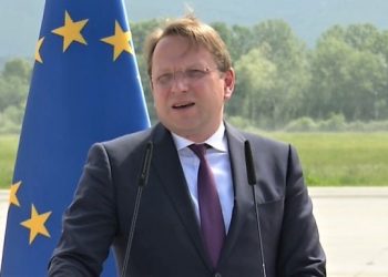 Komisioneri i Evropës për Zgjerimin, Oliver Varhelyi: “E kemi ndihmuar Shqipërinë që prej fillimit  të pandemisë. Dozat e para të vaksinës tani, se ky është momenti për të nisur vaksinimin”