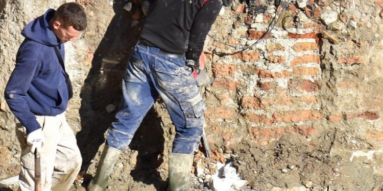 Berisha akuza për prishjen e murit 2000 vjeçar në Durrës: “Barbari me fytyrë Edvini…”