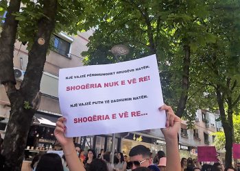Tirana proteston ndaj pedofilisë dhe dënimeve ndaj saj: “Kastro një pedofil, shpëto një fëmijë” (foto)