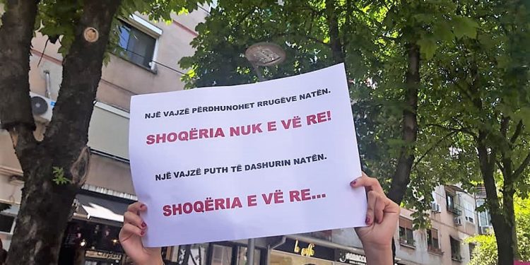 Tirana proteston ndaj pedofilisë dhe dënimeve ndaj saj: “Kastro një pedofil, shpëto një fëmijë” (foto)