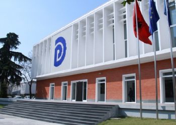 Mblidhet Këshilli Kombëtar i PD-së. Basha u kërkon demokratëve të mos e ndëshkojnë për humbjen: “’Nëse e kemi të qartë që 25 prilli qe masakra më e madhe zgjedhore, atëherë gishti nuk duhet drejtuar në këtë sallë, por tek kundërshtari përballë”