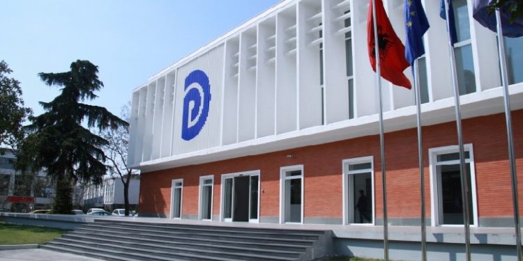 Mblidhet Këshilli Kombëtar i PD-së. Basha u kërkon demokratëve të mos e ndëshkojnë për humbjen: “’Nëse e kemi të qartë që 25 prilli qe masakra më e madhe zgjedhore, atëherë gishti nuk duhet drejtuar në këtë sallë, por tek kundërshtari përballë”