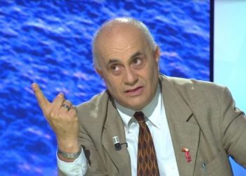 Matura 2021/ Akademiku Fuga kundër uljes së kufirit minimal të pikëve. “Ç’bëhet kështu? Asnjë tezë nuk dinë të bëjnë gjytyrymat?”