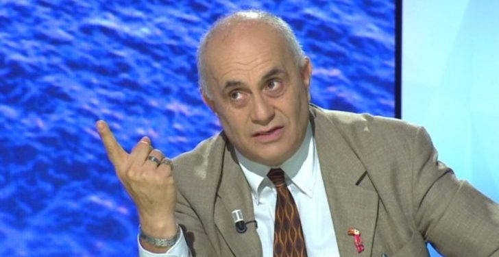 Matura 2021/ Akademiku Fuga kundër uljes së kufirit minimal të pikëve. “Ç’bëhet kështu? Asnjë tezë nuk dinë të bëjnë gjytyrymat?”