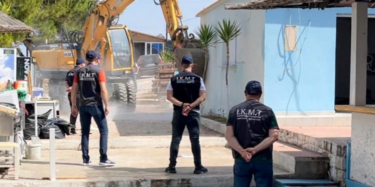 IKMT prish ndërtimet pa leje në Ksamil dhe në Velipojë (video)