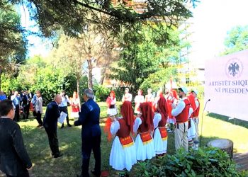 Parlamenti merr vendime për shkarkimin e tij, Meta mirëpret Ansamblin e Këngëve dhe Valleve të Dibrës