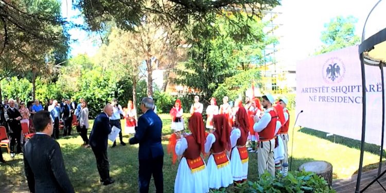 Parlamenti merr vendime për shkarkimin e tij, Meta mirëpret Ansamblin e Këngëve dhe Valleve të Dibrës