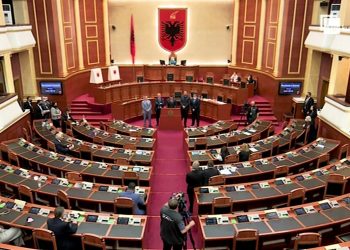 Me 104 vota pro, Parlamenti shkarkon Metën si president