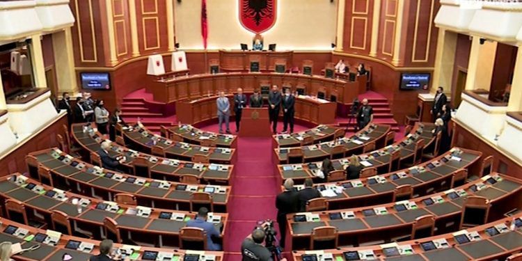 Me 104 vota pro, Parlamenti shkarkon Metën si president