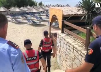 Bregdeti nën lupën e policisë. Sekuestrohen shezlongët dhe çadrat që kanë zënë pa leje hapësirën bregdetare, nga Velipoja në Ksamil