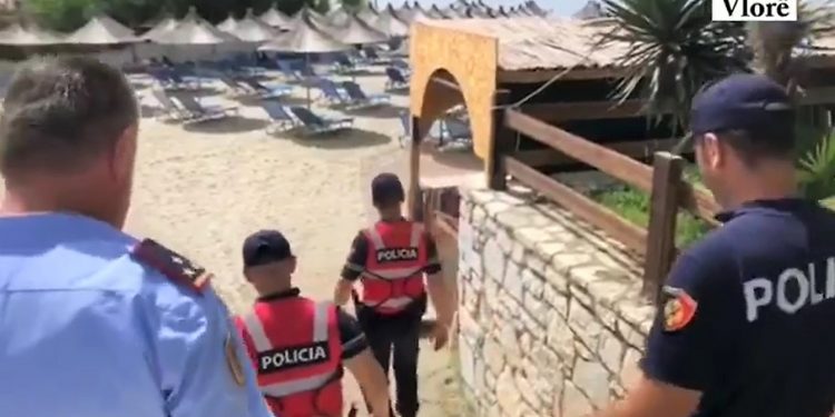 Bregdeti nën lupën e policisë. Sekuestrohen shezlongët dhe çadrat që kanë zënë pa leje hapësirën bregdetare, nga  Velipoja në Ksamil