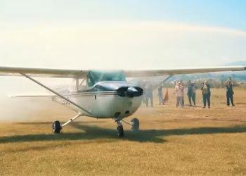 Rama publikon pamje nga aerodromi i Gjirokastrës