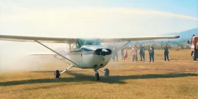 Rama publikon pamje nga aerodromi i Gjirokastrës