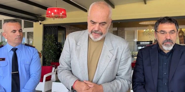 Paralajmërimi i Ramës për ndërtimet pa leje në bregdet: “Prishini dhe pastrojni pa ardhur e hëna, në të kundërt do përballeni me ligjin dhe gjoba të majme”