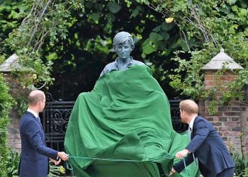60 vjetori i  Dianës së Anglisë. Zbulohet statuja për nder të saj (foto)