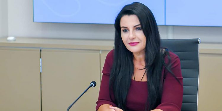 Në këmbëz edhe aeroporti i katërt në vend. Ministrja Balluku hap garën për ndërtimin e tij (video)