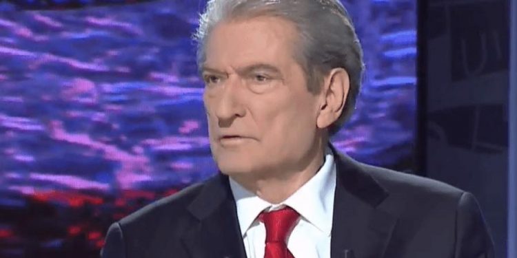 Berisha: “Yuri Kim t’u kërkojë ndjesë shqiptarëve. Barin t’ia çojë Edi Ramës, se ai e pëlqen shumë një lloj bari”