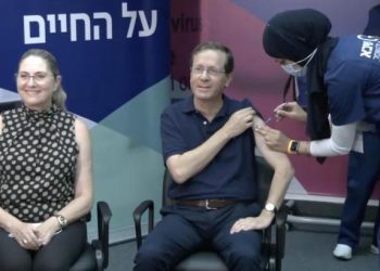 Izraeli nis vaksinimin me dozën e tretë. Vaksinohen të parët presidenti Herzog dhe ish kryeministri Netanyahu