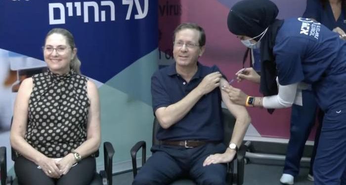 Izraeli nis vaksinimin me dozën e tretë. Vaksinohen të parët presidenti Herzog dhe ish kryeministri Netanyahu