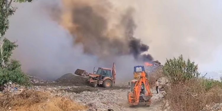 Fieri nën thundrën e djegies së plehërave. Kreu i Bashkisë Subashi, vë 30 gushtin si afatin e fundit të kësaj katastrofe ambientale e njerëzore (video)